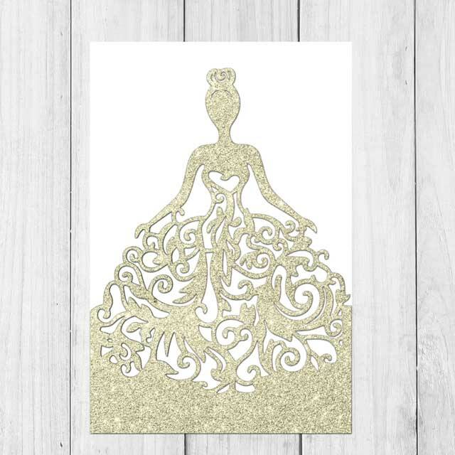 Invitaciones de XV años con funda láser de vestido en brillantina dorada.