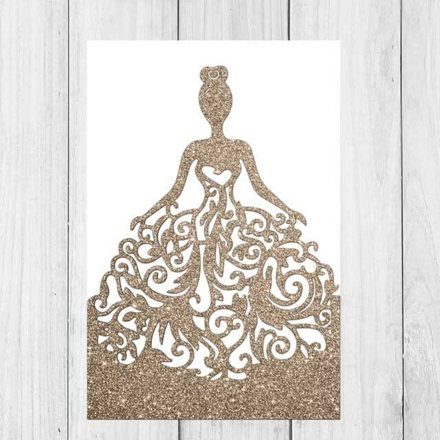 Invitaciones de XV años con funda láser de vestido en glitter rose gold.
