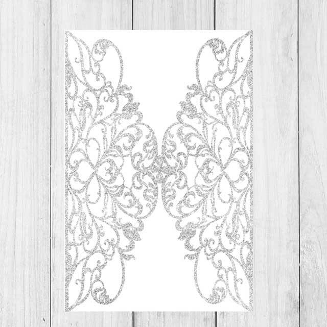 Invitaciones de quince años con corte láser de corazón en purpurina plateada.