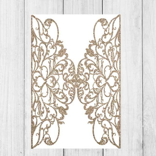 Invitaciones de quince años con funda láser de corazón en brillantina rose gold.